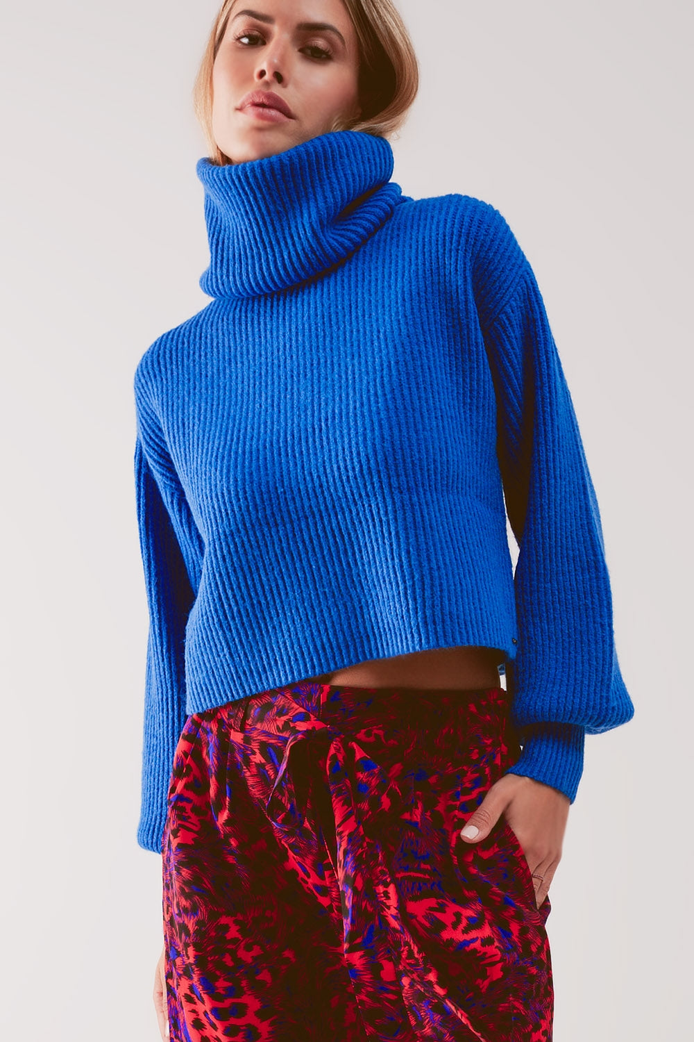 Q2 Camisola de gola alta em malha azul com mangas balão.