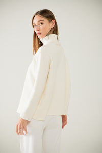 Camisola de gola alta em malha macia com fenda à frente