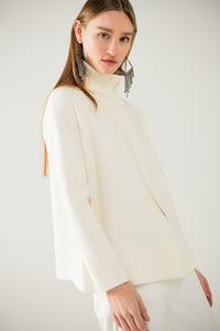 Camisola de gola alta em malha macia com fenda à frente