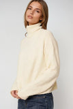 Q2 Camisola de gola alta fofa e descontraída em creme