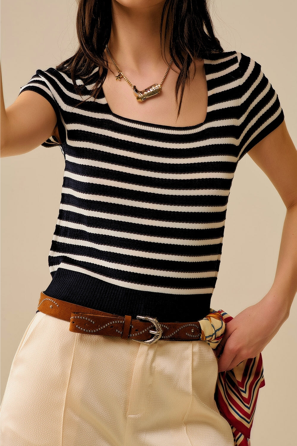 Q2 Camisola de gola quadrada às riscas em branco e preto