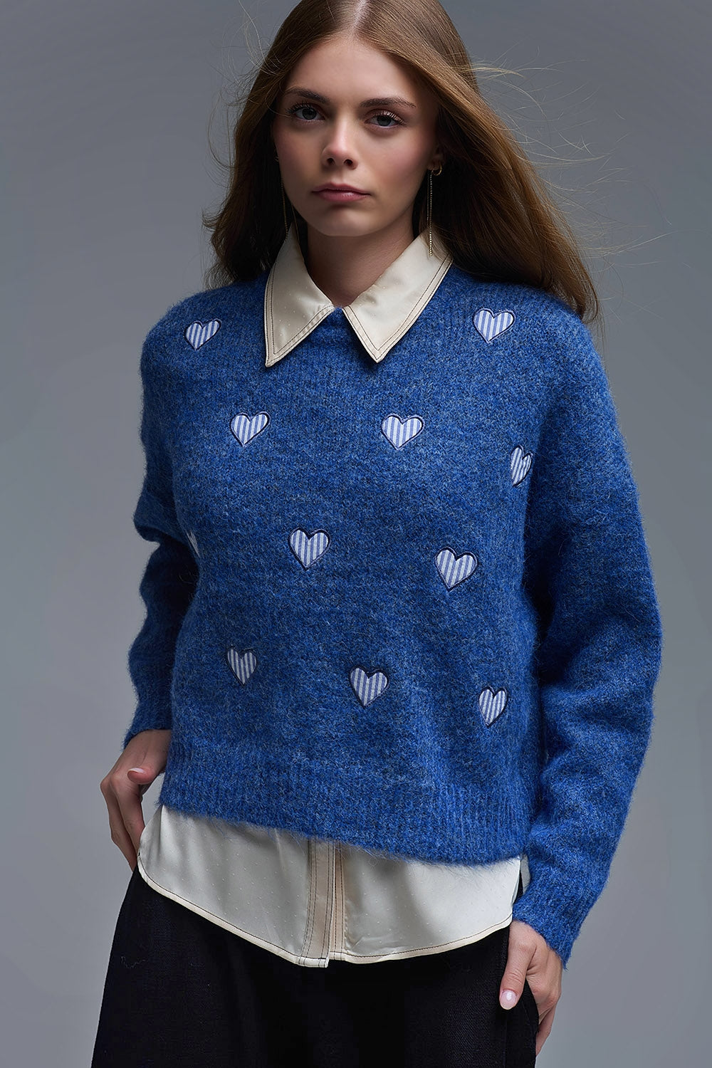 Q2 Camisola de gola redonda azul com corações às riscas