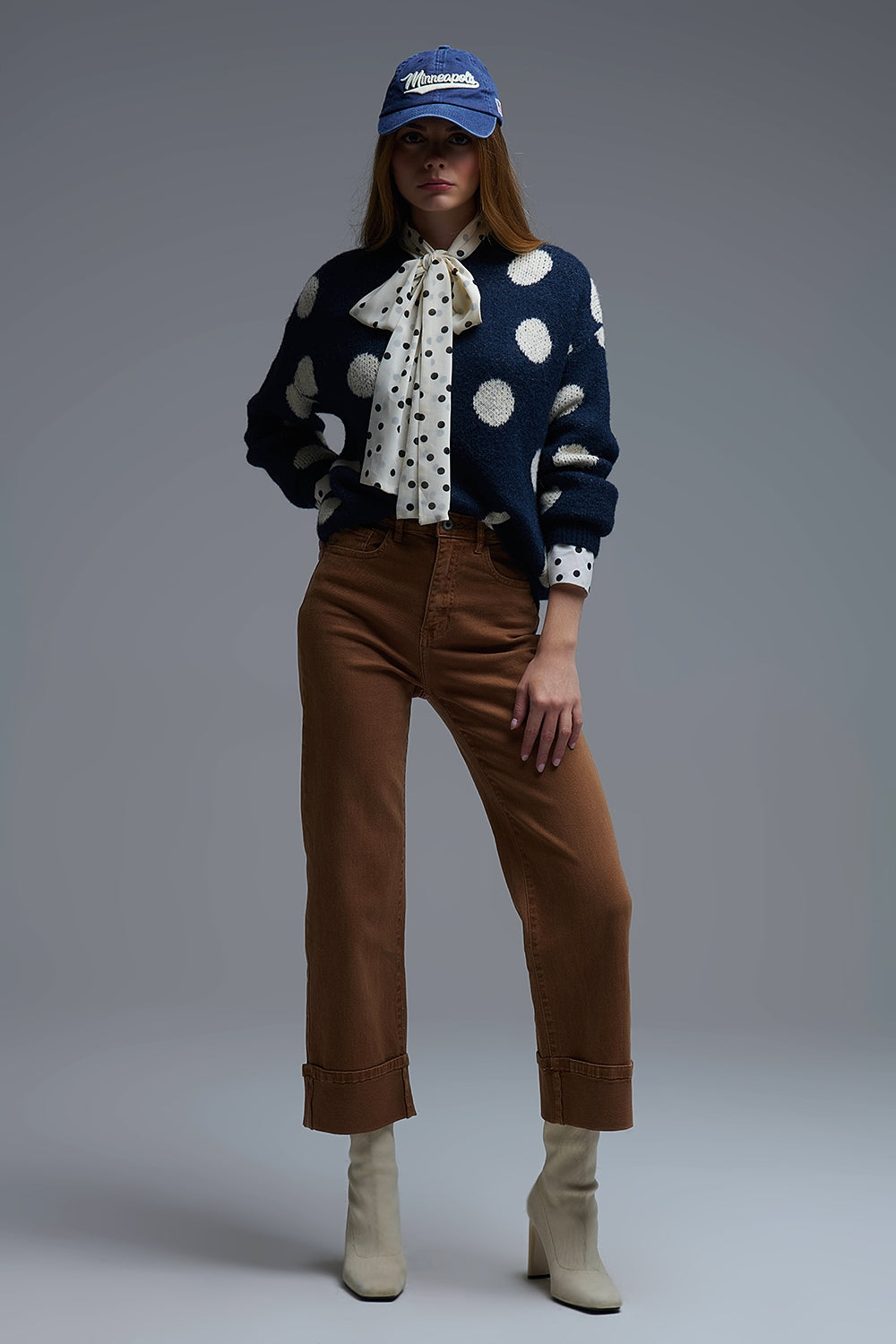 Camisola de gola redonda azul-marinho com bolinhas creme
