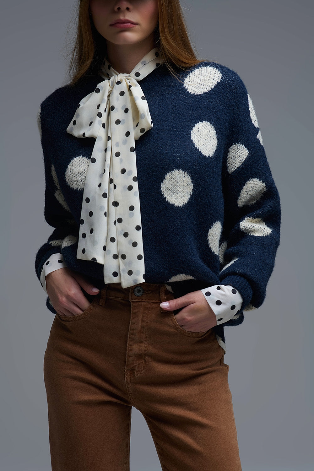 Camisola de gola redonda azul-marinho com bolinhas creme