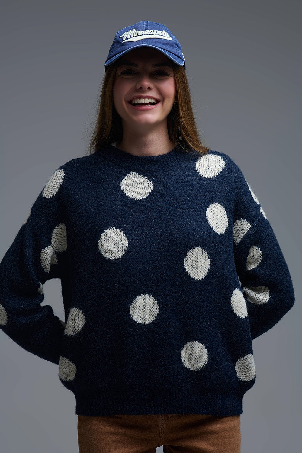 Q2 Camisola de gola redonda azul-marinho com bolinhas creme