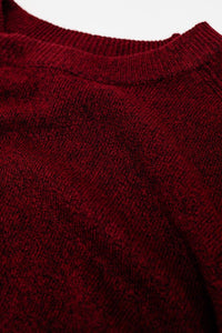 Camisola de gola redonda borgonha com pormenor de costura na manga