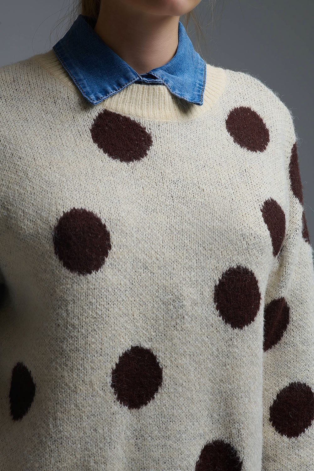 Camisola de gola redonda em creme com bolinhas castanhas