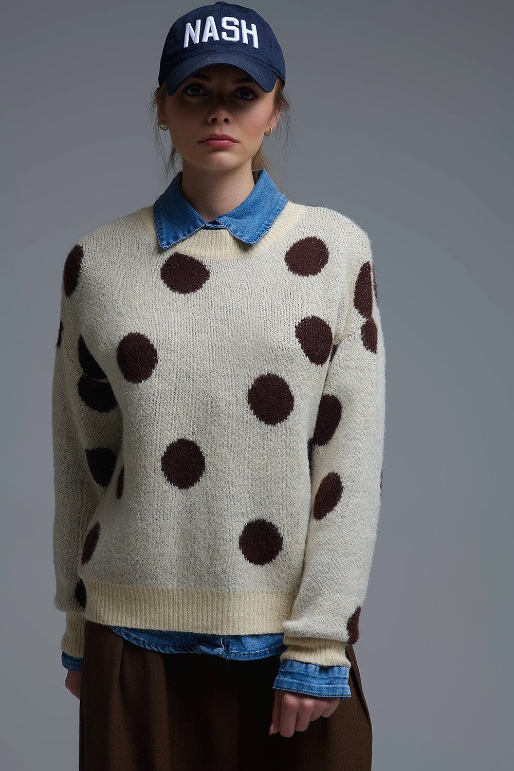Camisola de gola redonda em creme com bolinhas castanhas