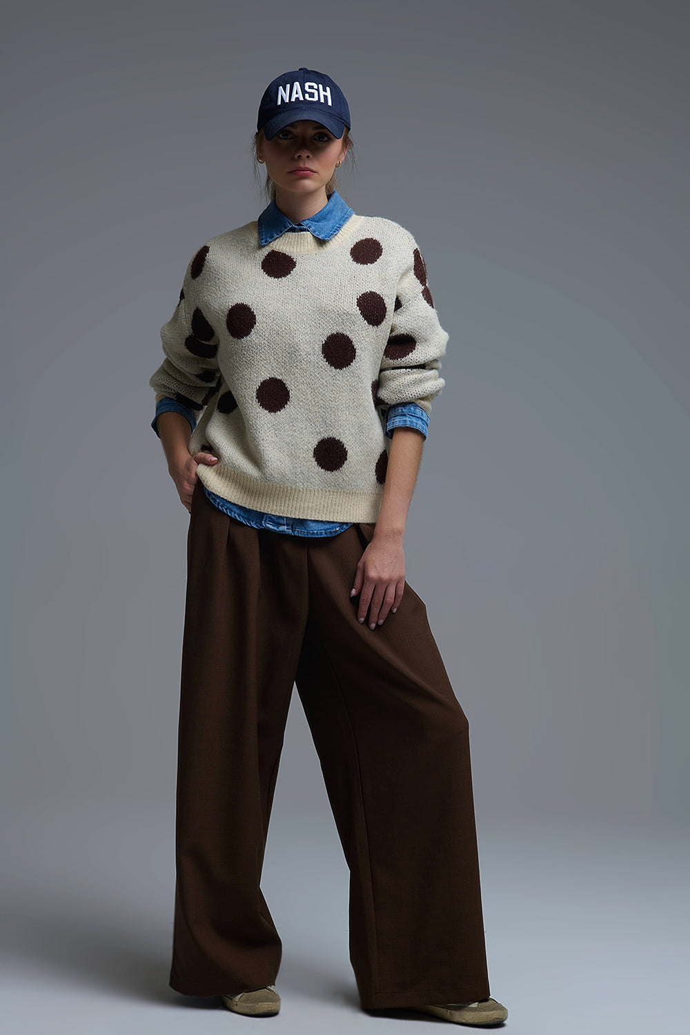 Camisola de gola redonda em creme com bolinhas castanhas