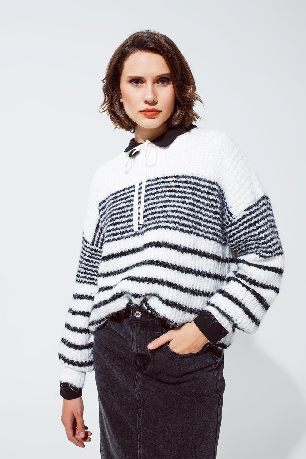 Q2 Camisola de gola redonda fofa com riscas pretas finas em branco