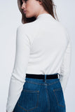 Camisola de gola rulê creme com botões dourados