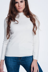 Camisola de gola rulê creme com botões dourados
