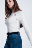 Q2 Camisola de gola rulê creme com botões dourados