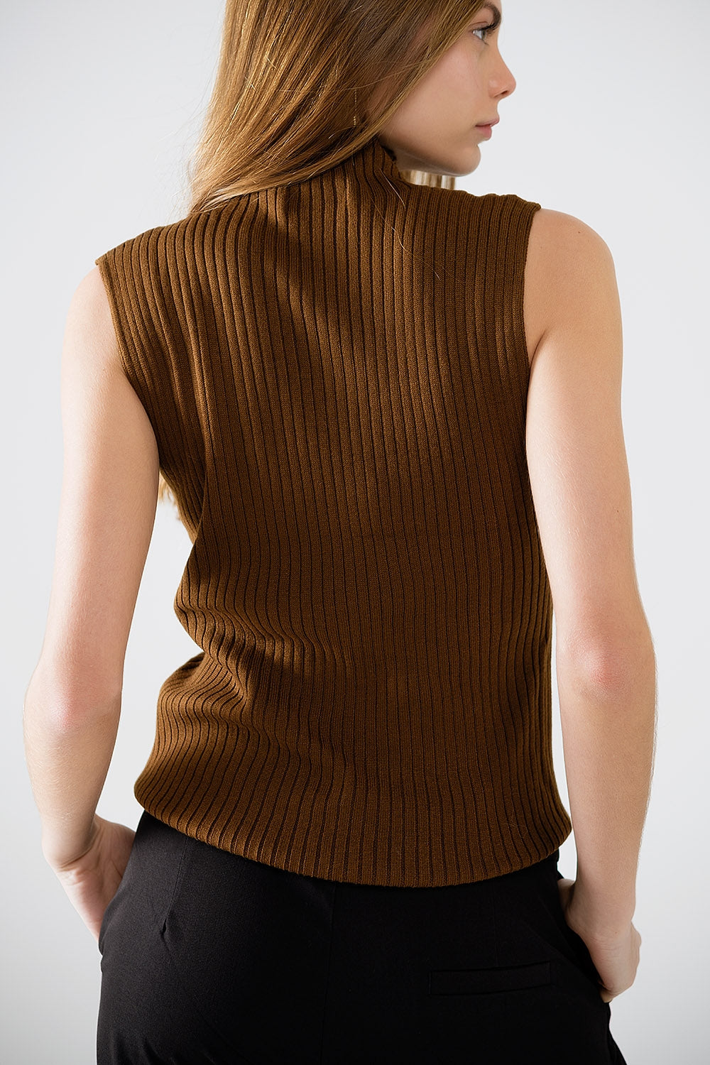 Camisola de lã de malha fina sem mangas em castanho