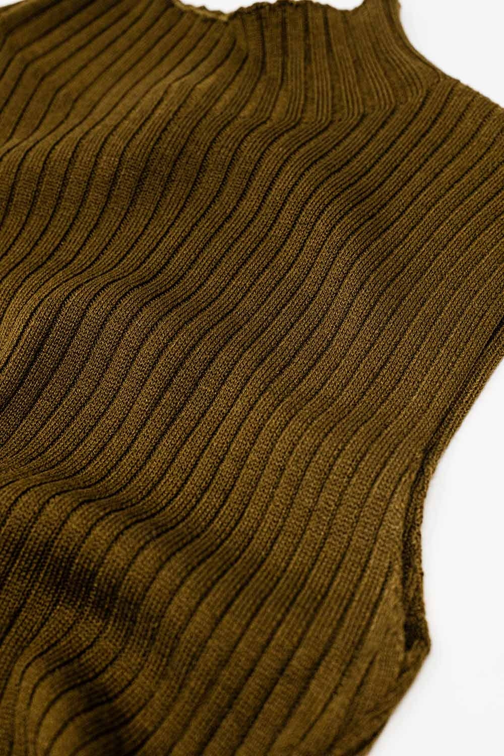 Camisola de lã de malha fina sem mangas em castanho