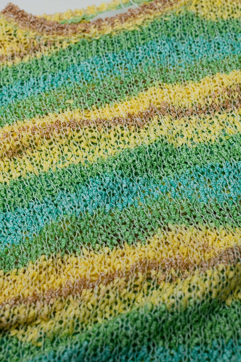 Camisola de malha aberta com gola redonda às riscas em tons de amarelo e verde