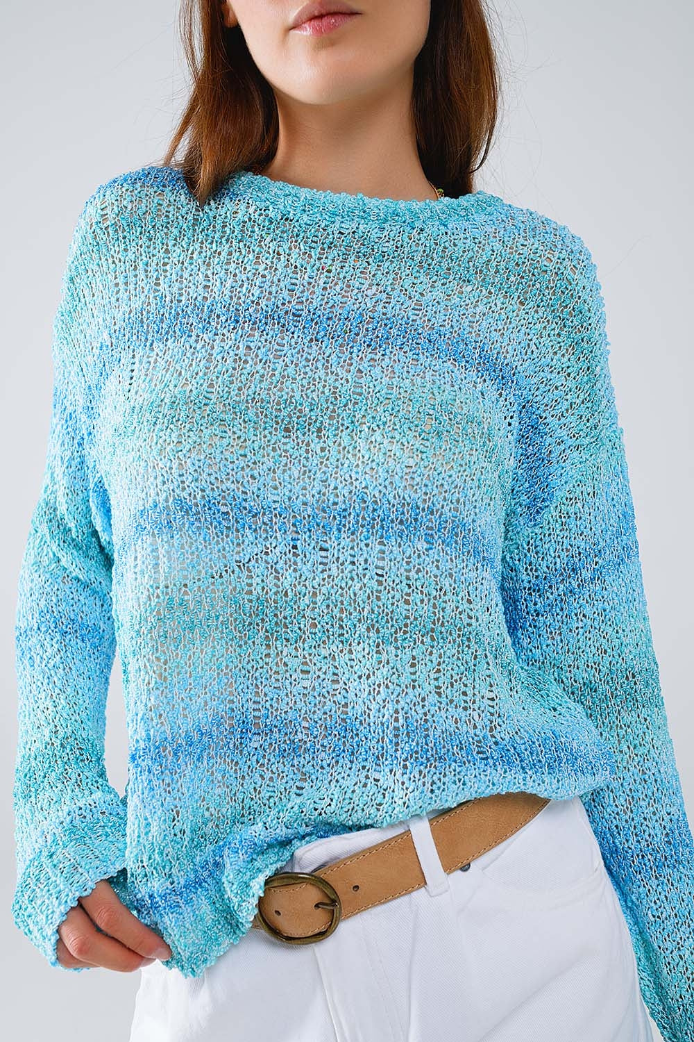 Camisola de malha aberta com gola redonda às riscas em tons de azul