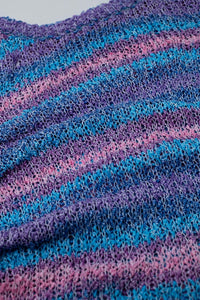 Camisola de malha aberta com gola redonda às riscas em tons de roxo e azul