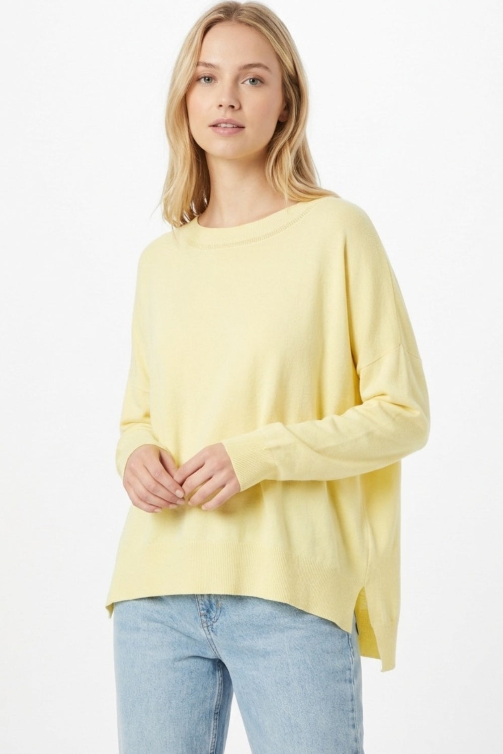 Camisola de malha amarela com pormenor de gola em rede