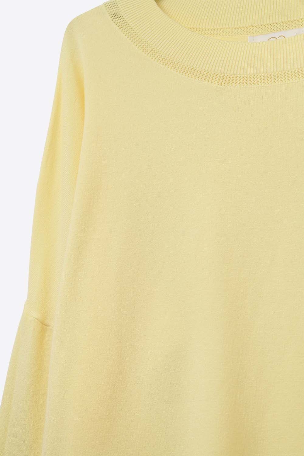 Camisola de malha amarela com pormenor de gola em rede