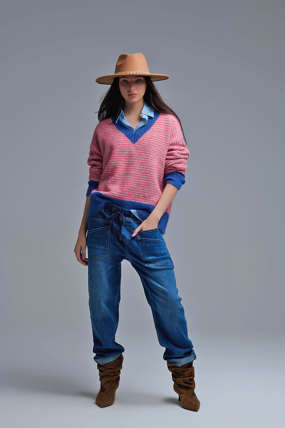 Camisola de malha às riscas fúcsia com pormenores azuis
