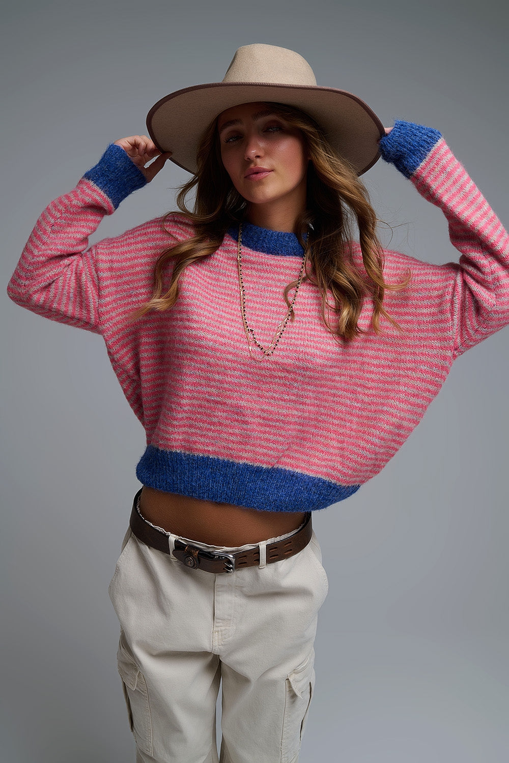 Camisola de malha às riscas vibrantes com pormenores em azul-marinho
