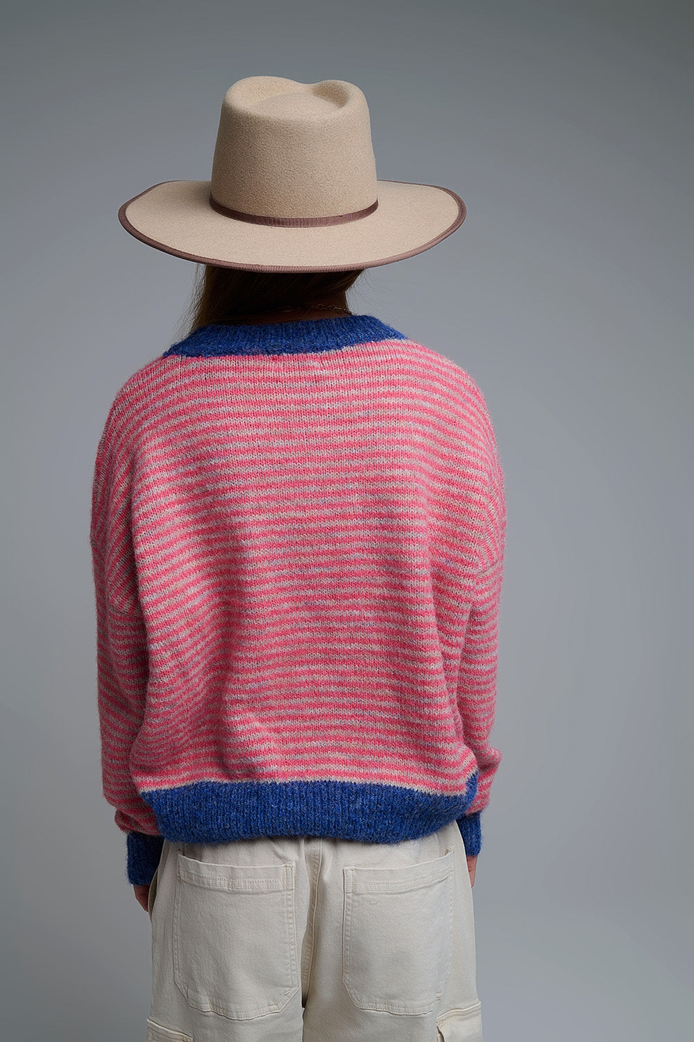 Camisola de malha às riscas vibrantes com pormenores em azul-marinho