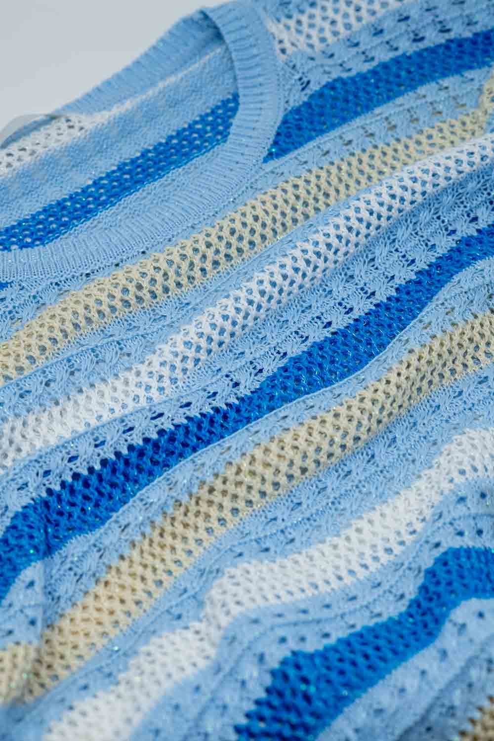 Camisola de malha azul com riscas azuis e brancas