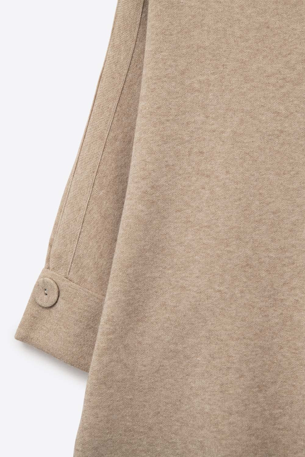 Camisola de malha camel com pormenores de bot›es