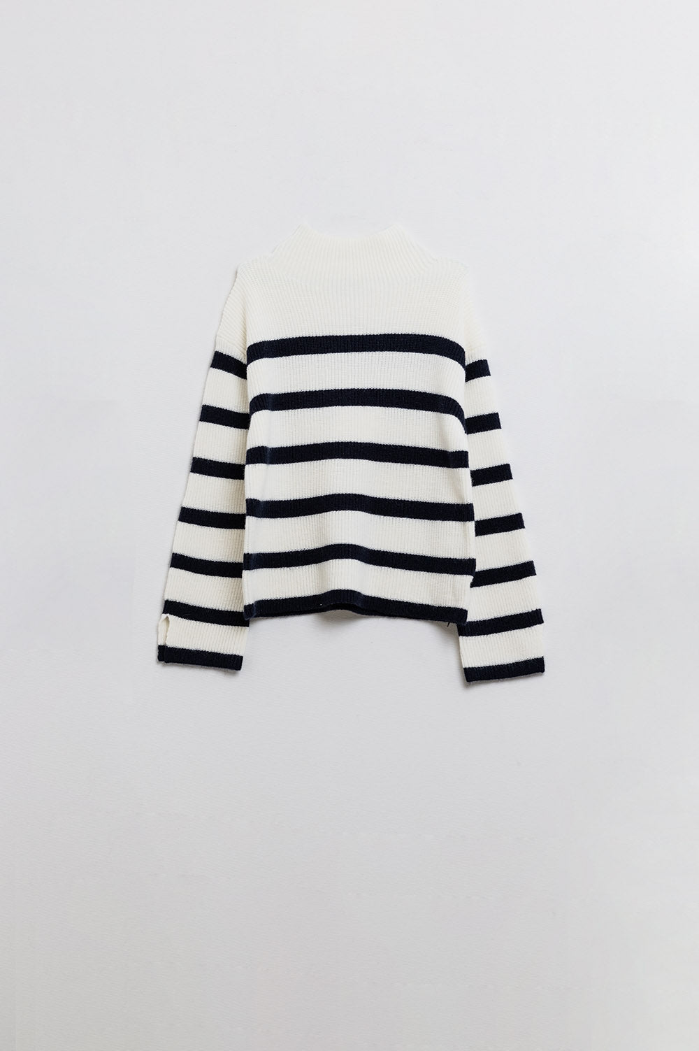 Q2 Camisola de malha canelada em creme com riscas azul-marinho