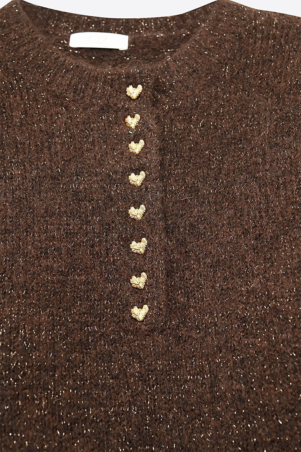 Camisola de malha castanha com botões dourados em forma de coração