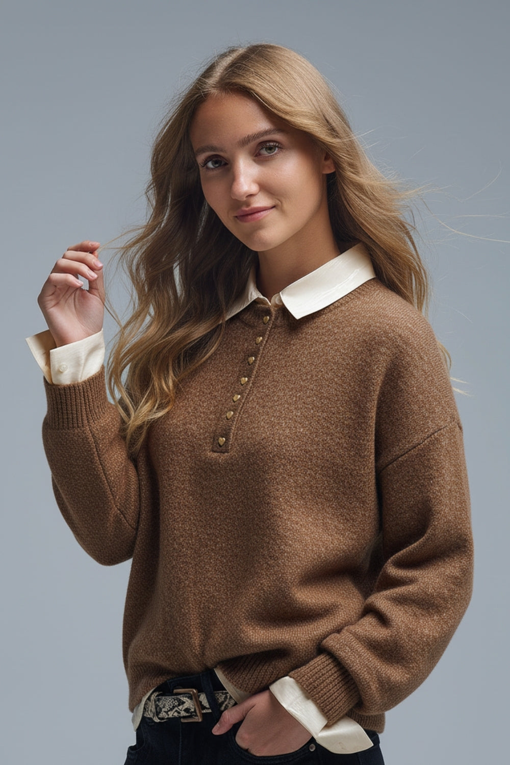 Camisola de malha castanha com botões dourados em forma de coração