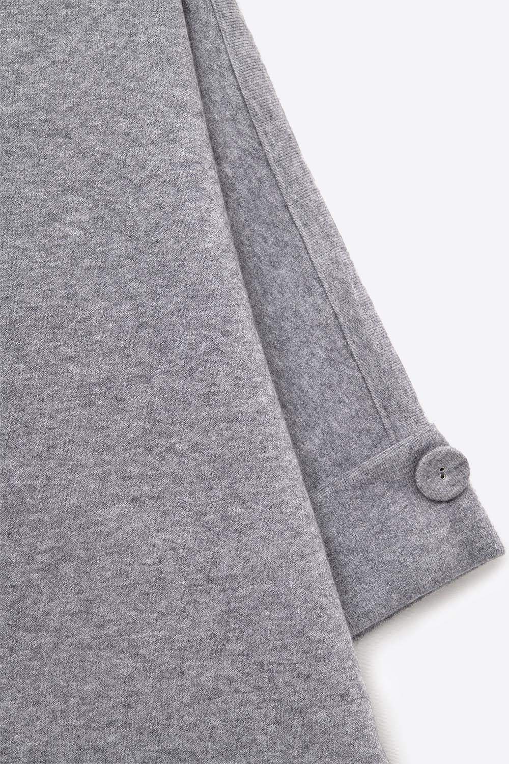 Camisola de malha cinzenta com pormenores de bot›es