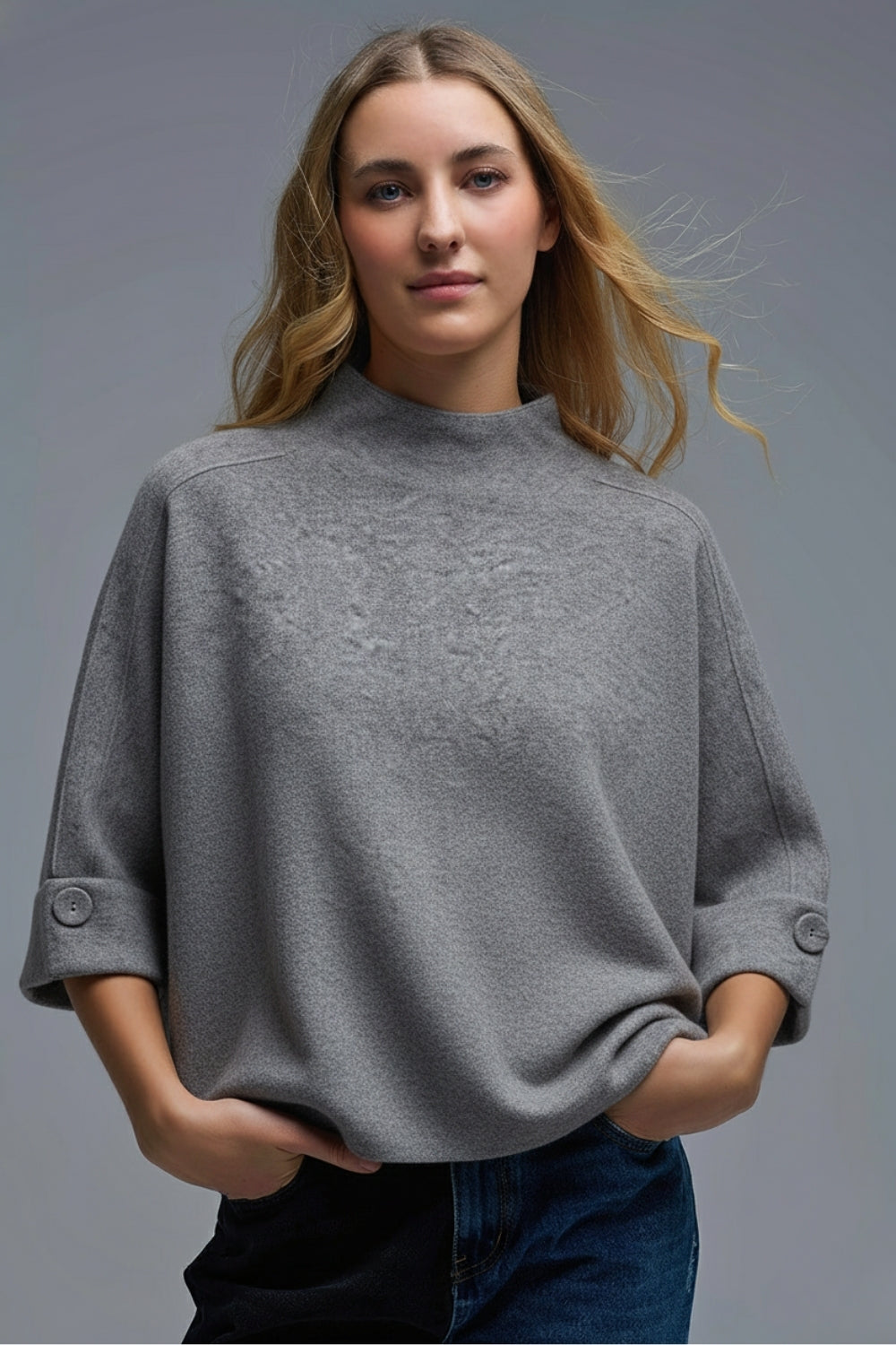 Camisola de malha cinzenta com pormenores de bot›es