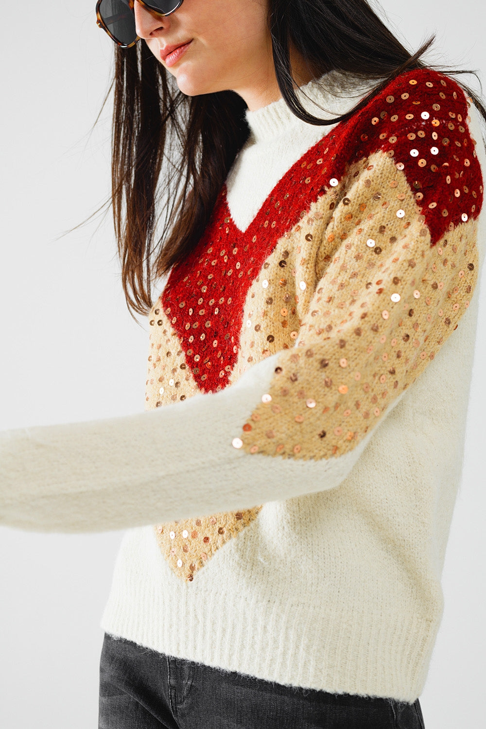camisola de malha com blocos de cores bordeaux e bege e adorno de lantejoulas