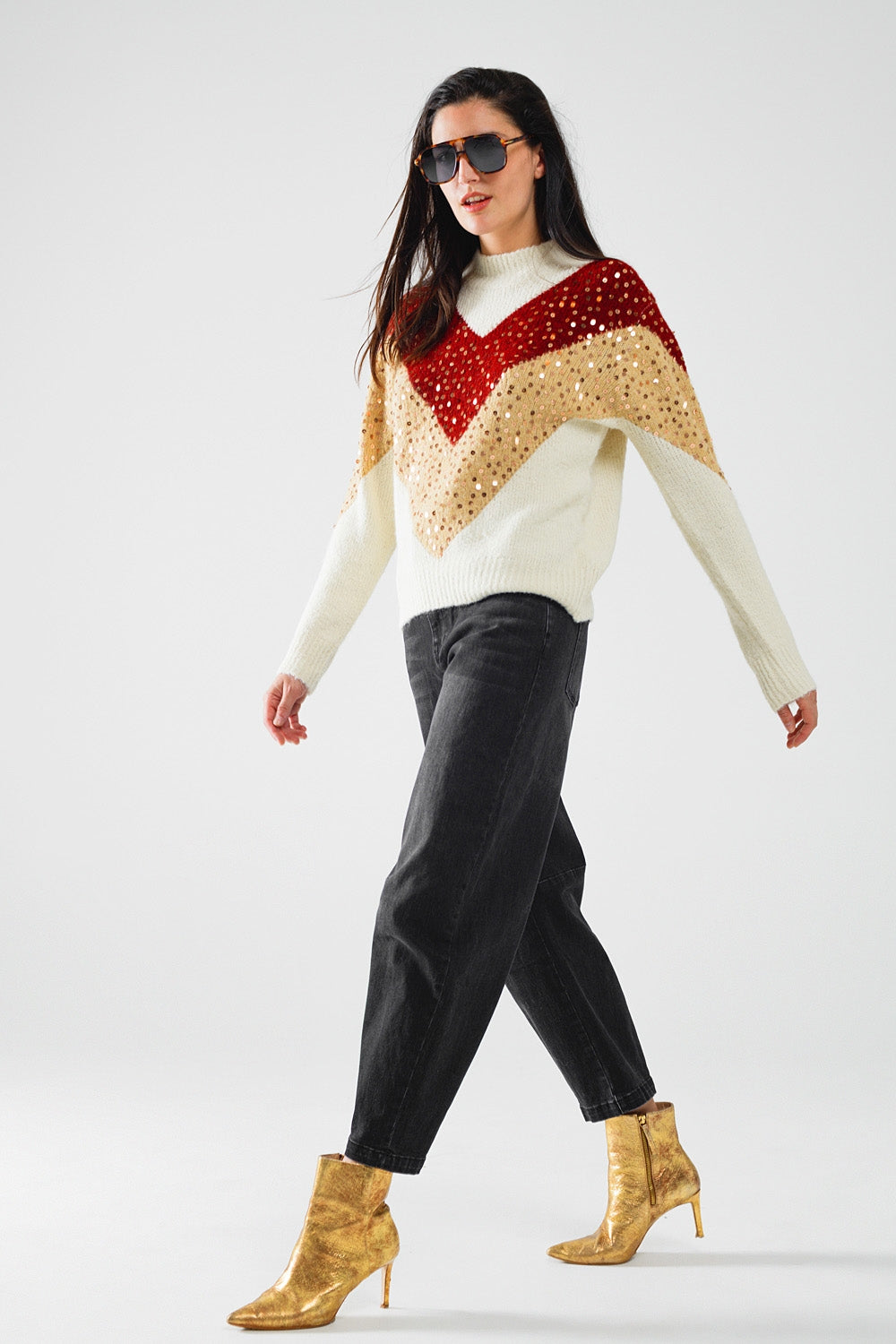camisola de malha com blocos de cores bordeaux e bege e adorno de lantejoulas
