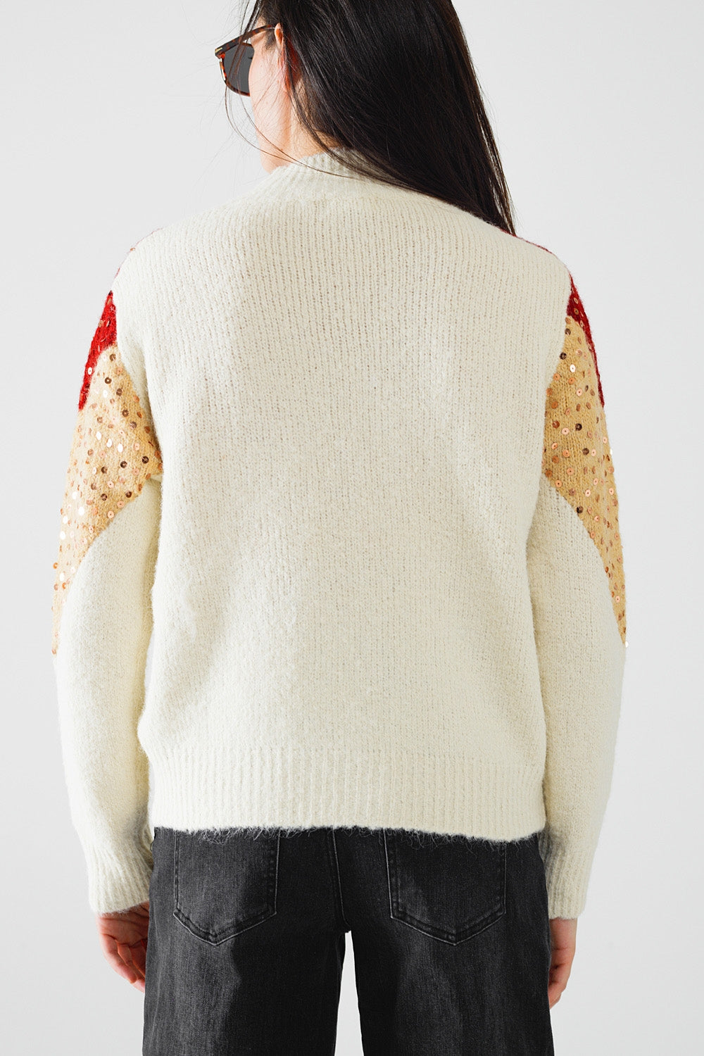 camisola de malha com blocos de cores bordeaux e bege e adorno de lantejoulas
