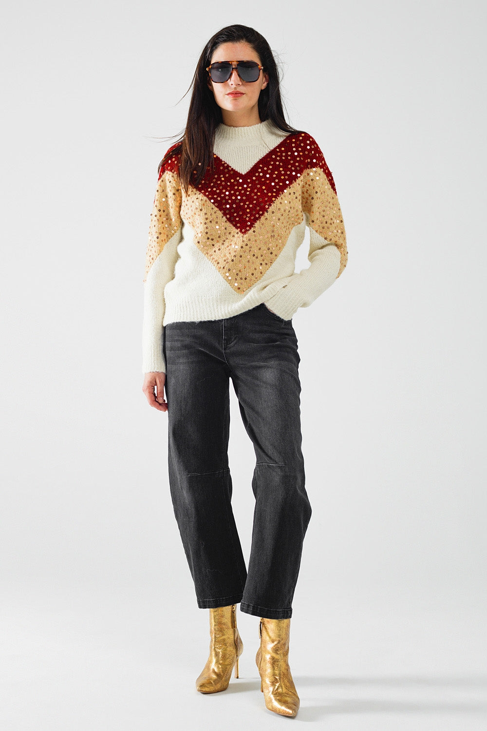 camisola de malha com blocos de cores bordeaux e bege e adorno de lantejoulas
