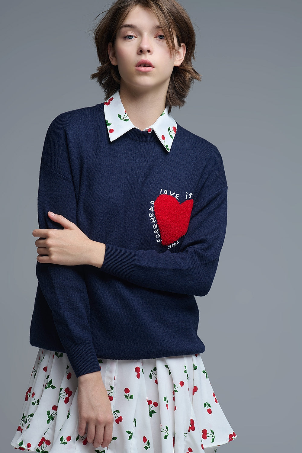 Q2 Camisola de malha com coração bordado e texto em azul-marinho