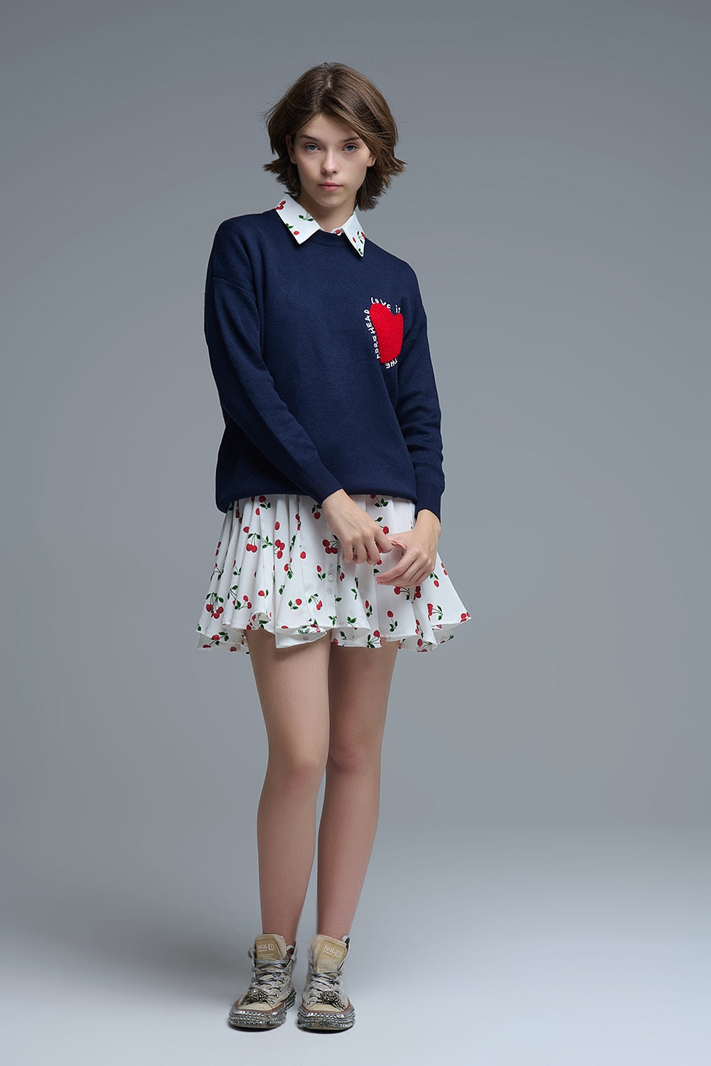 Camisola de malha com coração bordado e texto em azul-marinho