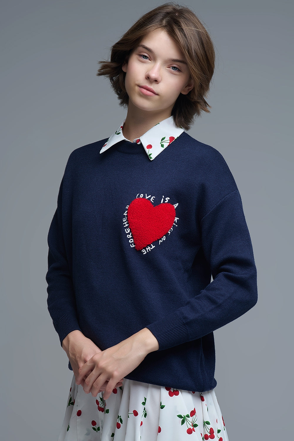 Camisola de malha com coração bordado e texto em azul-marinho