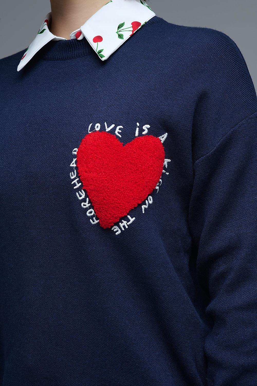 Camisola de malha com coração bordado e texto em azul-marinho