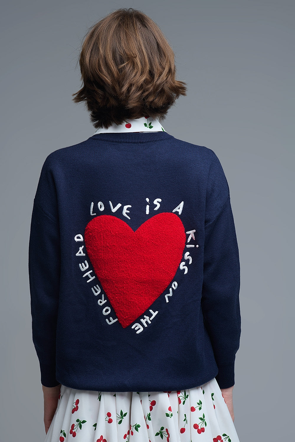 Camisola de malha com coração bordado e texto em azul-marinho