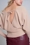 Camisola de malha com gola em V envolvida em bege