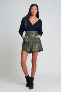 Camisola de malha com gola em V envolvida em preto