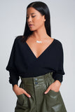 Camisola de malha com gola em V envolvida em preto