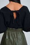 Camisola de malha com gola em V envolvida em preto
