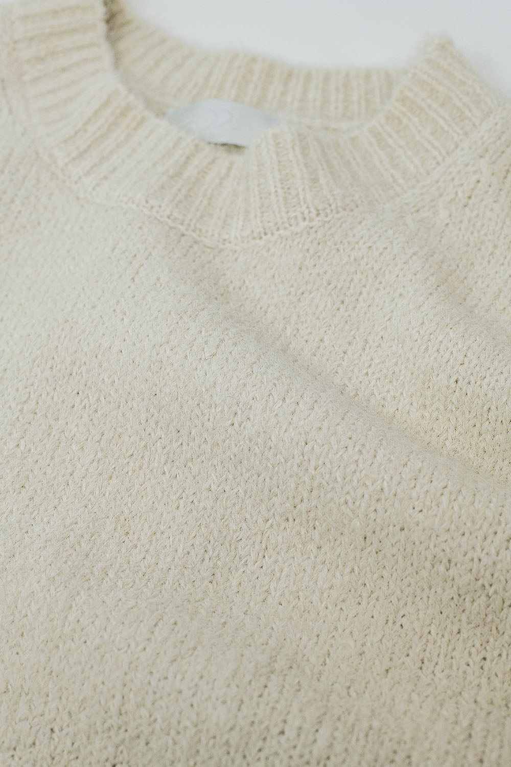 Camisola de malha com gola redonda básica e acolhedora em creme