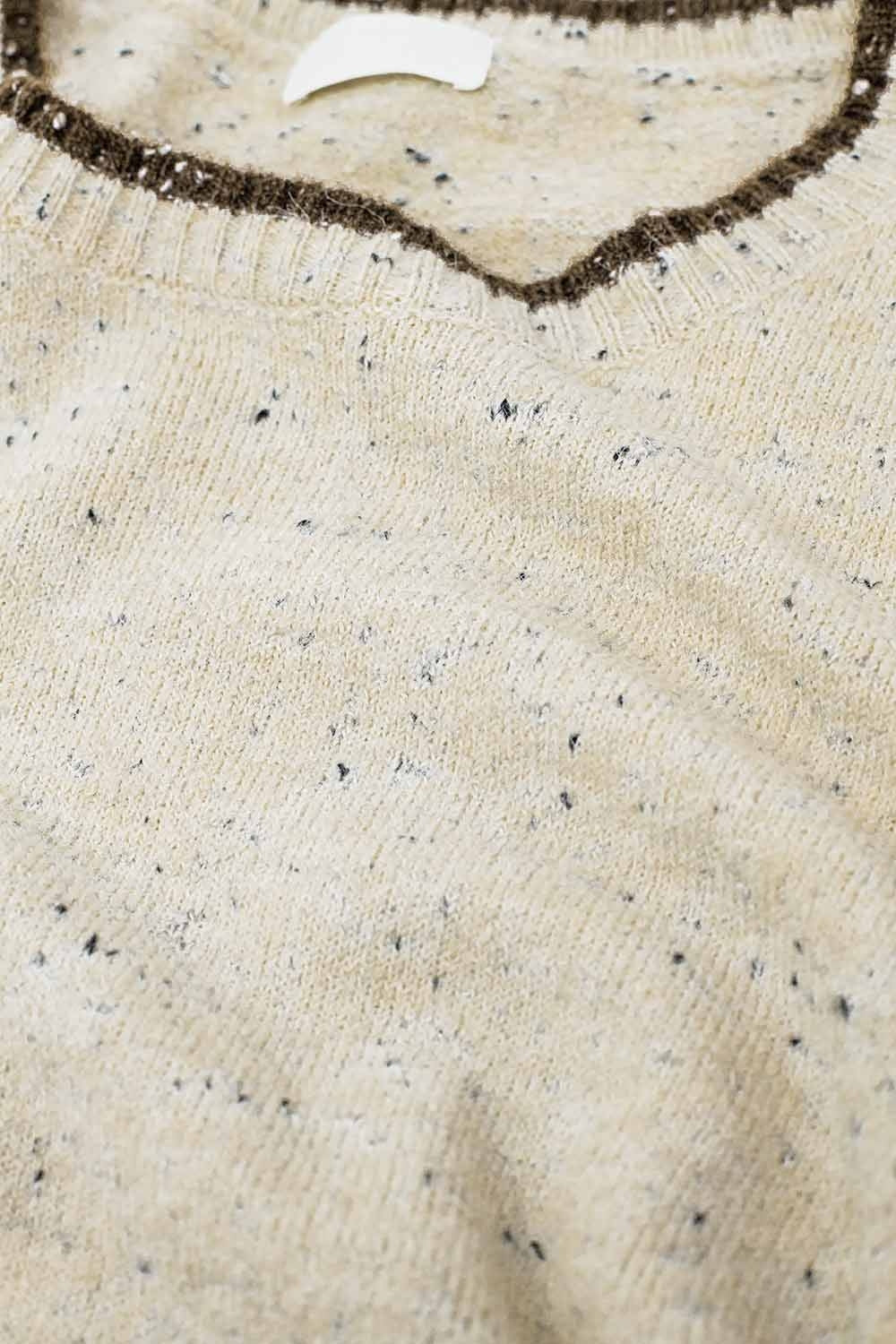 Camisola de malha com pormenor de linha em castanho