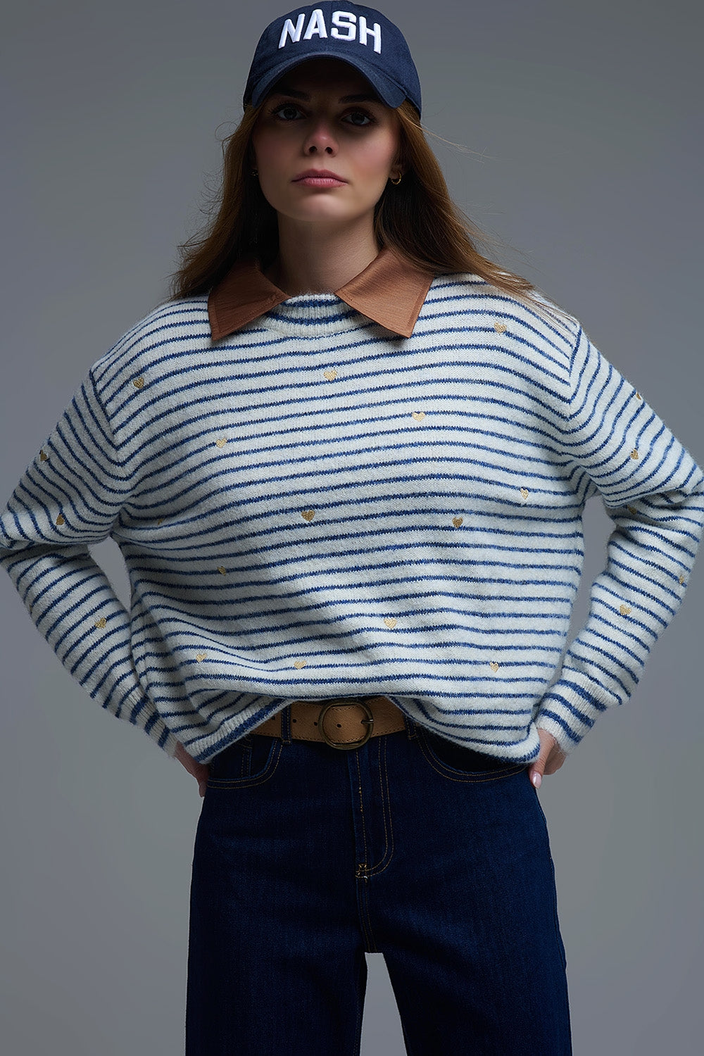 Q2 Camisola de malha com riscas azuis e coração dourado bordado